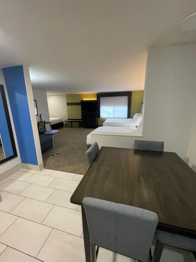 Express & Vegas By Ihg Hotel