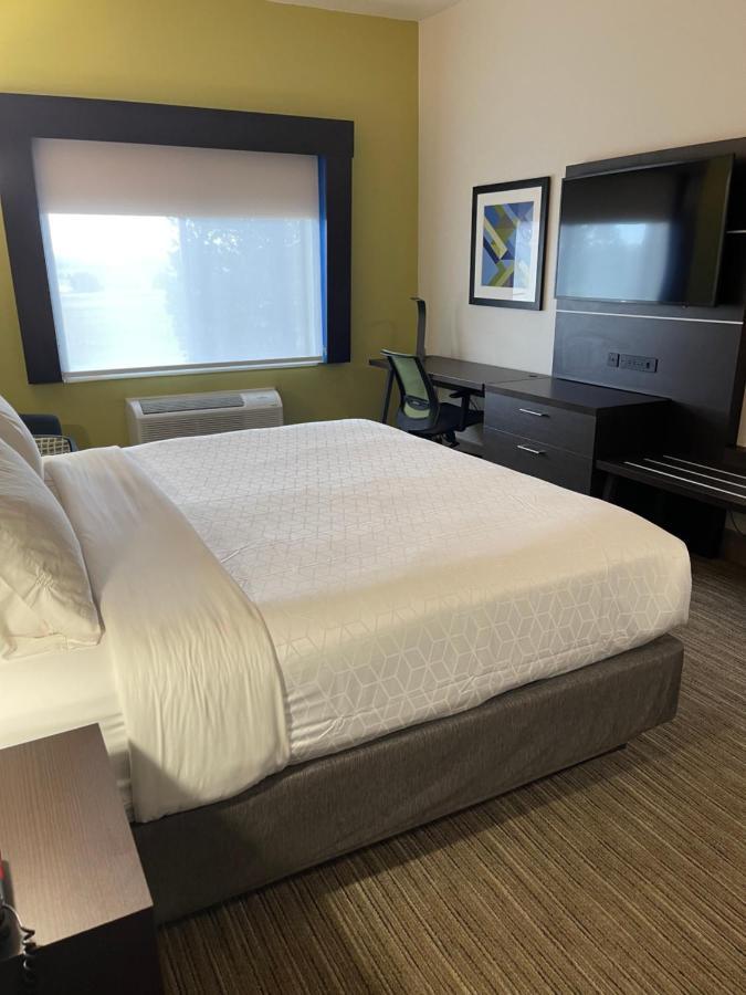 Express & Vegas By Ihg Hotel 2*