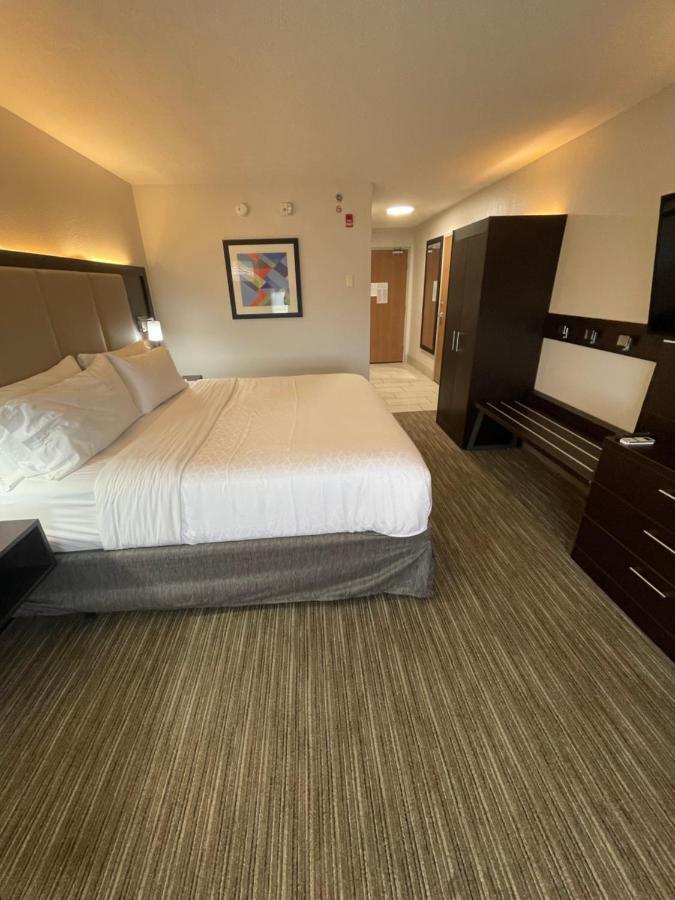 Express & Vegas By Ihg Hotel 2*