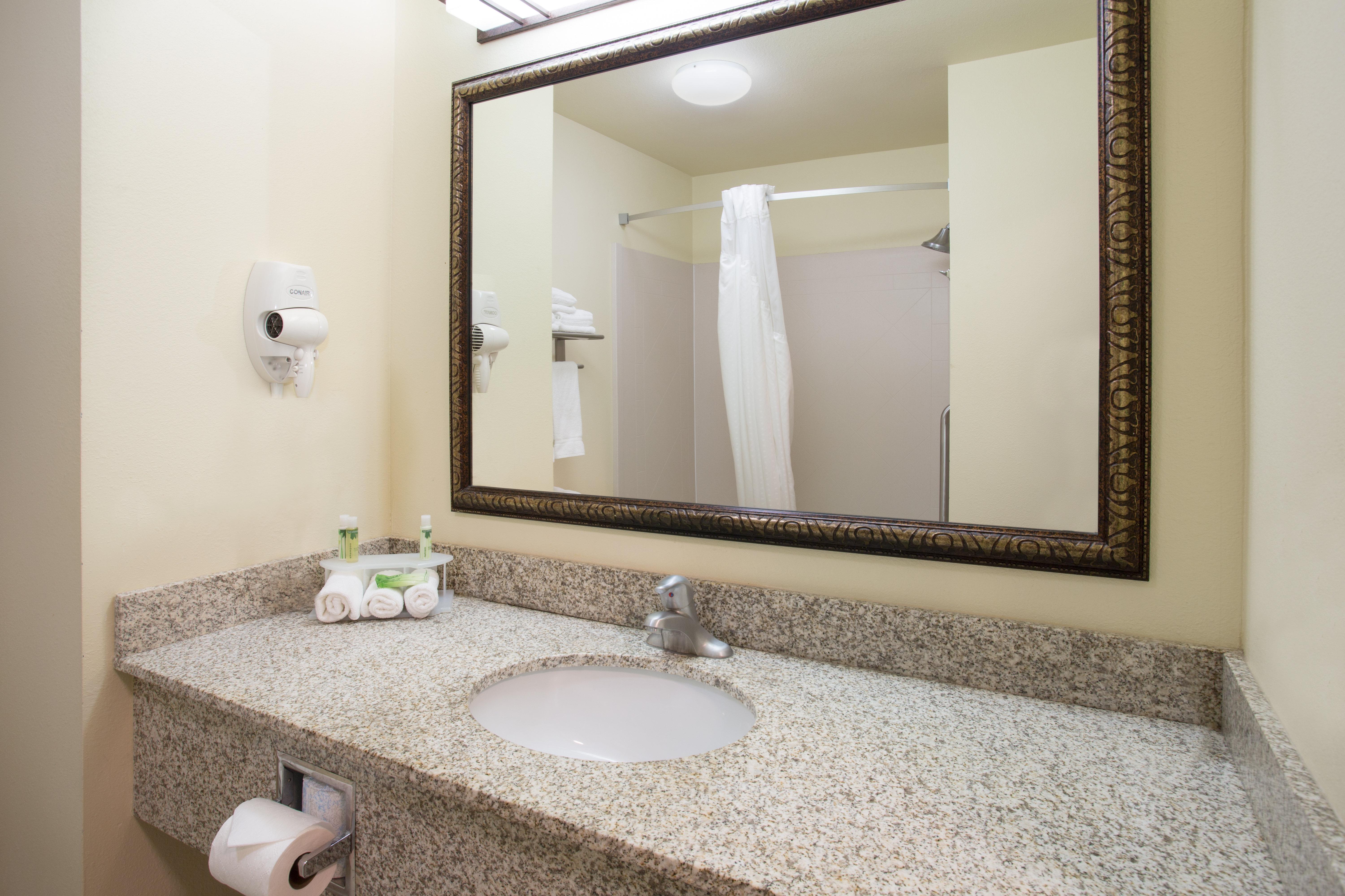 Express & Vegas By Ihg Hotel 2*